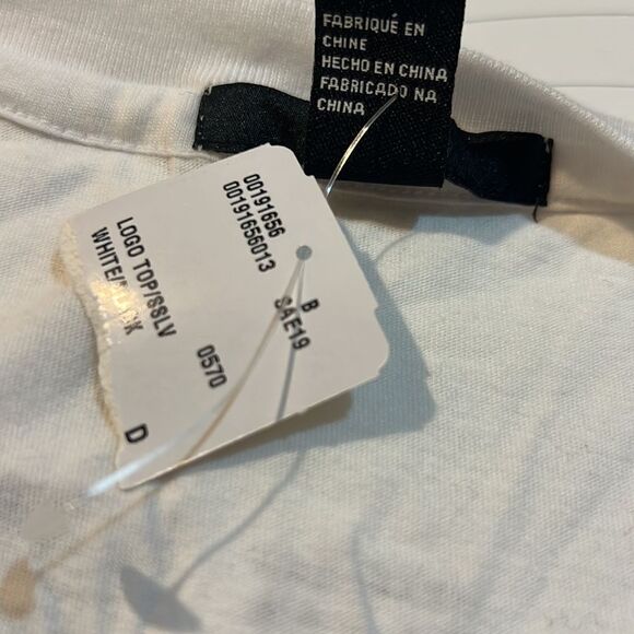 NWT Forever 21 Choose Love Over Hate V-Neck T-Shirt - Size Medium - Picture 9 of 10